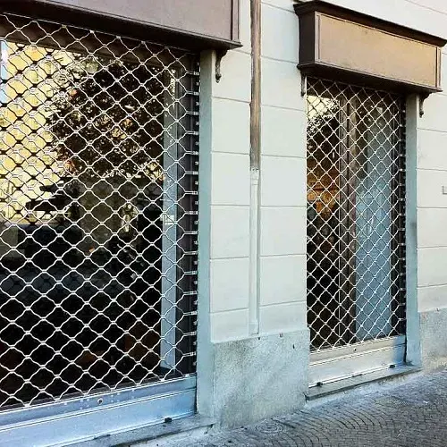 Cierres metálicos de malla en los escaparates de un local