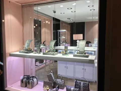Escaparate de joyería con vidrio de seguridad y expositores iluminados