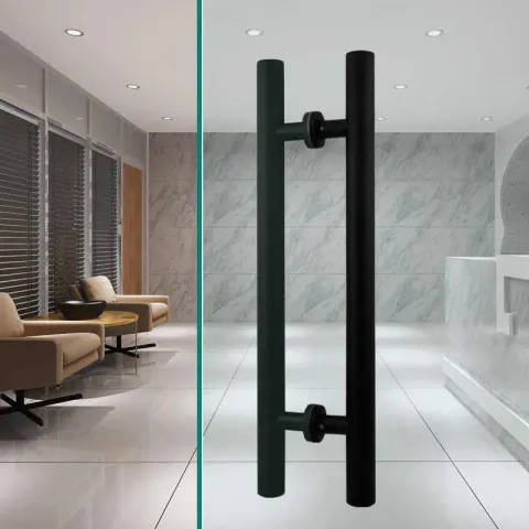 Tirador vertical negro en una puerta de vidrio