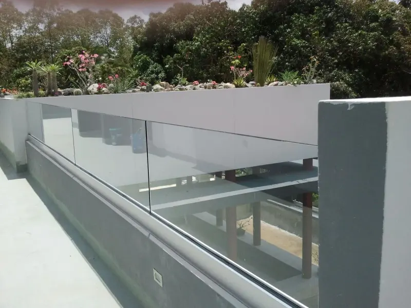Barandilla de vidrio sujeta con perfil de aluminio en una terraza