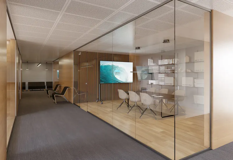 Sala de reuniones separada con mamparas de vidrio en una oficina